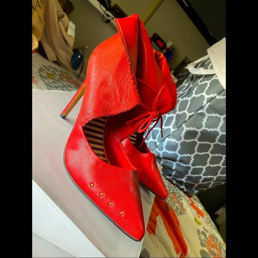 Wore once. Cute red pumps
